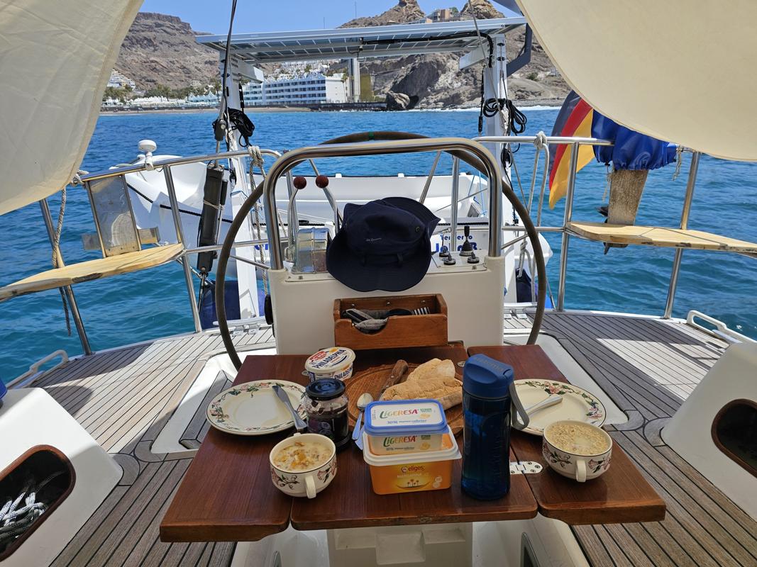 Frühstück in der Bucht unter dem Sonnensegel