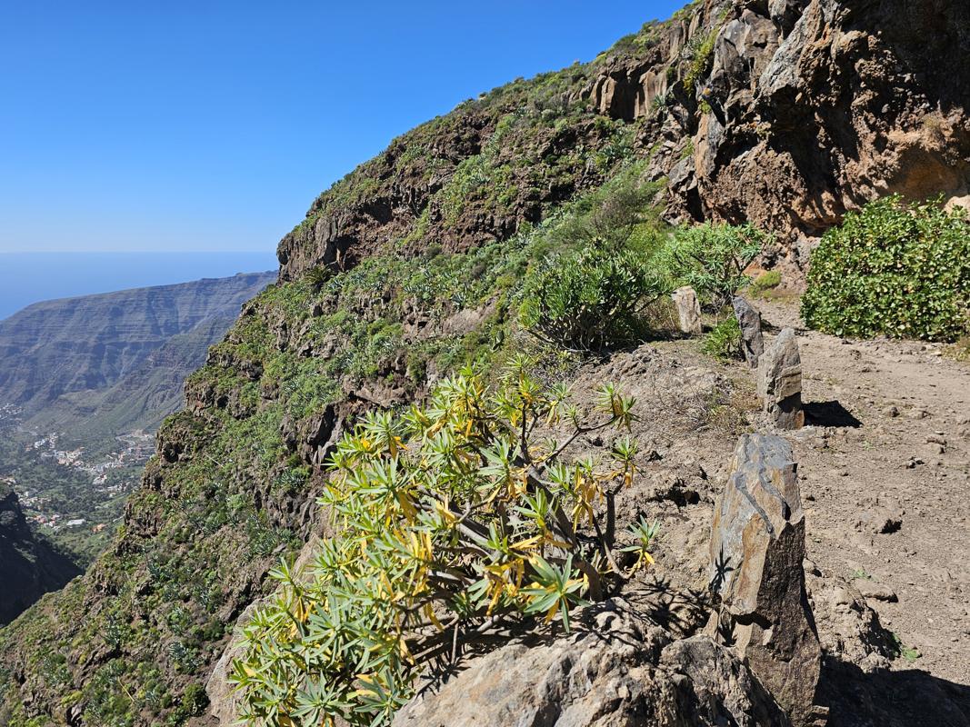 Sicherungssteine am Abgrund lassen uns Halt an der Felskante suchen.
