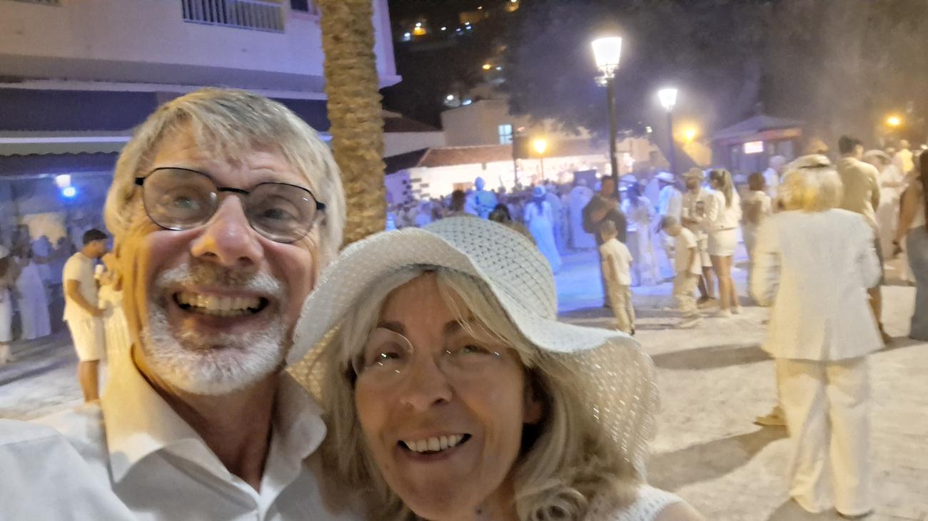 Der Tag des Talkumpuders ist ein besonders beliebtes Event. Die Teilnehmer, überwiegend weiß gekleidet, pudern sich gegensitig mit Talkum ein.