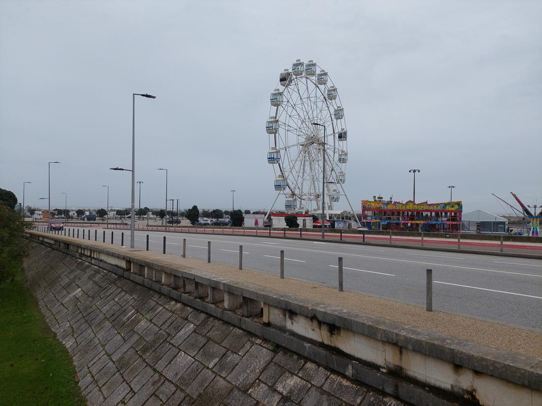 Auch hier steht ein Riesenrad wie in fast jedem Hafen.