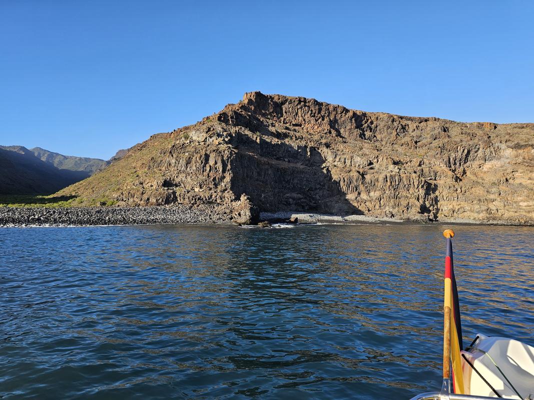 La Gomera zeigt uns eine karste Küste, die Ankerbucht ist zunächst schwer auszumachen. 