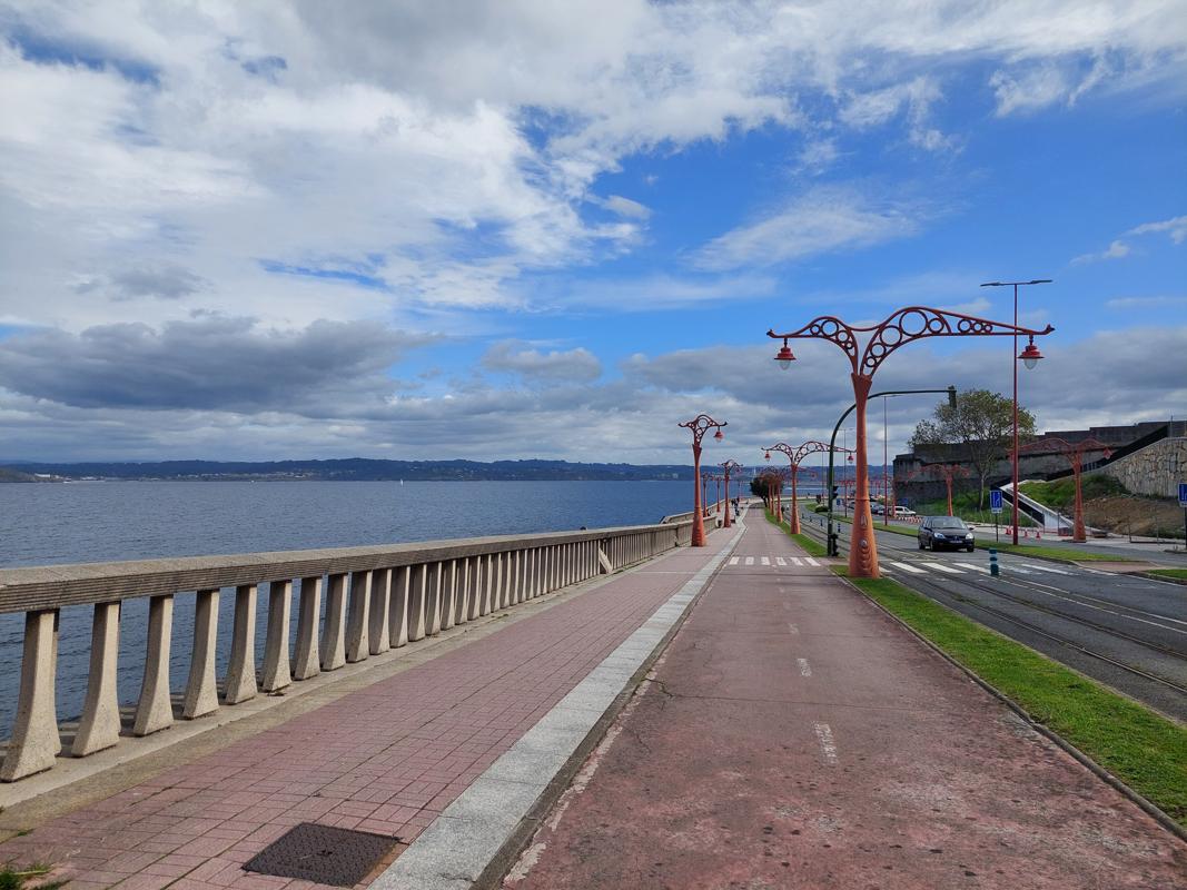 Die Promenade Paseo Maritimo führt hinauf zum Wahrzeichen der Stadt.
