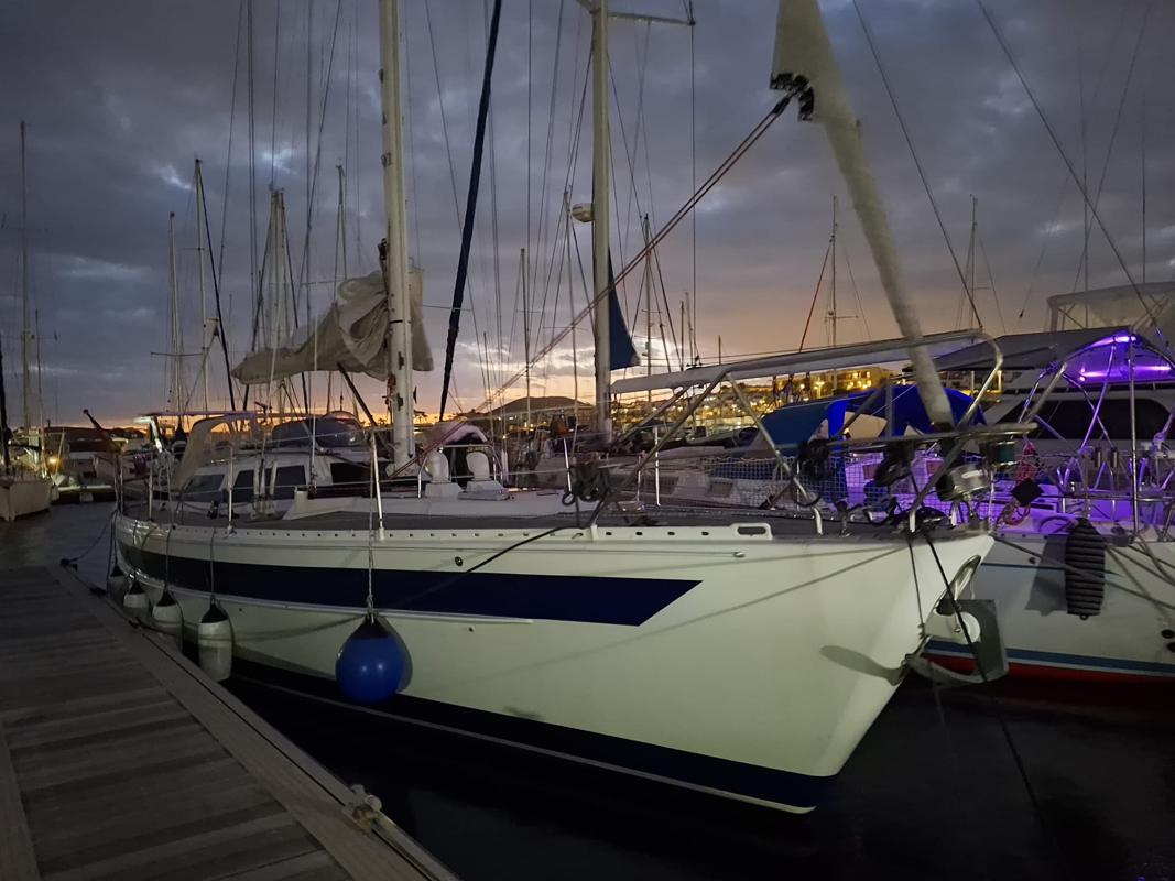 John B. liegt sicher am Steg in der Marina Amarilla.