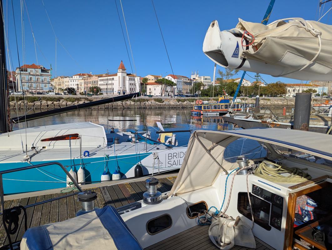 Sicher im Hafen von Figueira bei Sonnenschein und Windstille