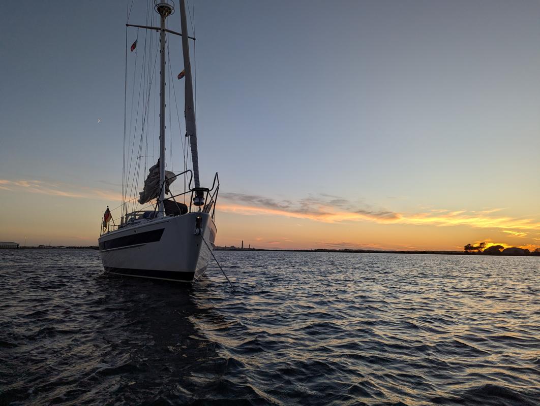 Die Yacht vor Anker hat auch etwas Entspannendes