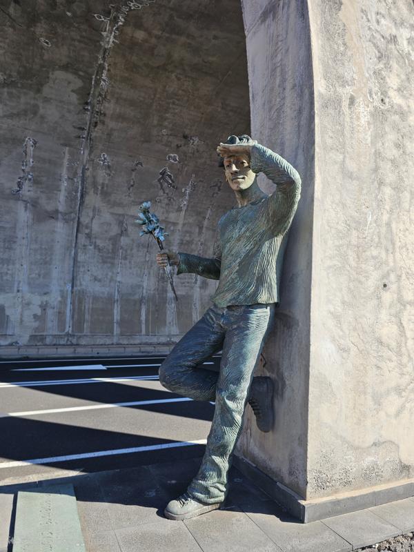 "Ich werde immer auf Dich warten!"
Skulptur von Julio Nieto am Eingang des Tunnels