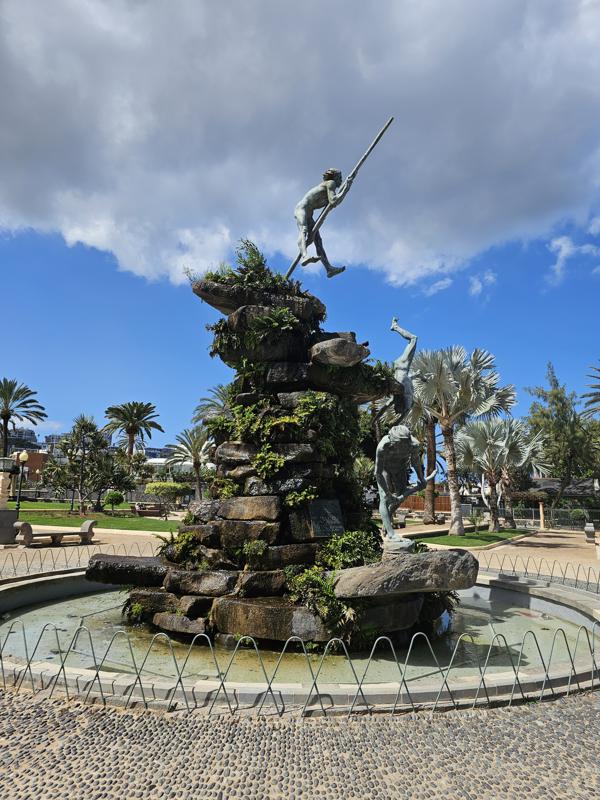 Atis Tirma - ein Denkmal für die Ureinwohner der Insel, die unter Zuhilfenahme von langen Stöcken mit großer Geschwindigkeit die steilen Hänge hinunterkletterten.