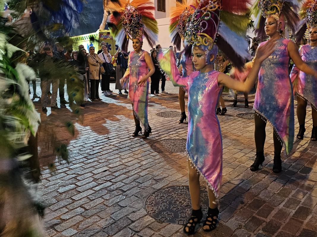 Die Parade durch die Straßen der Stadt.