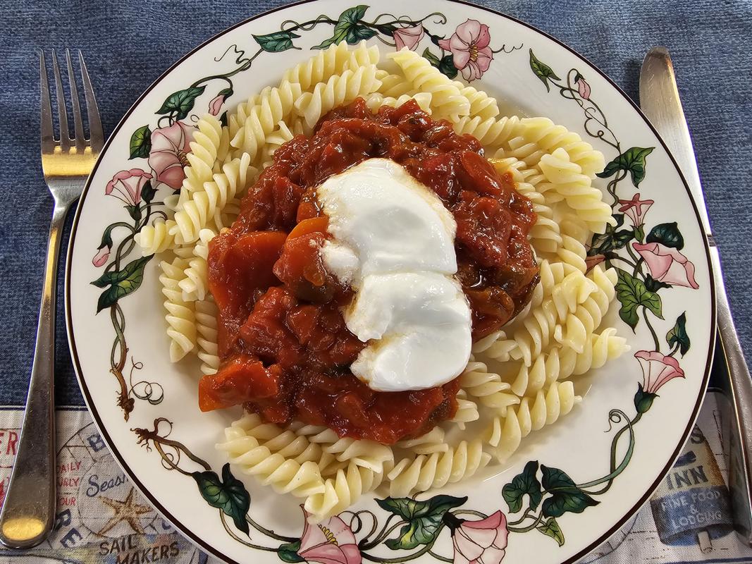Abends wird nach einem traditionellen Rezept gekocht - Zucchini Ratatouille mit Auberginen.