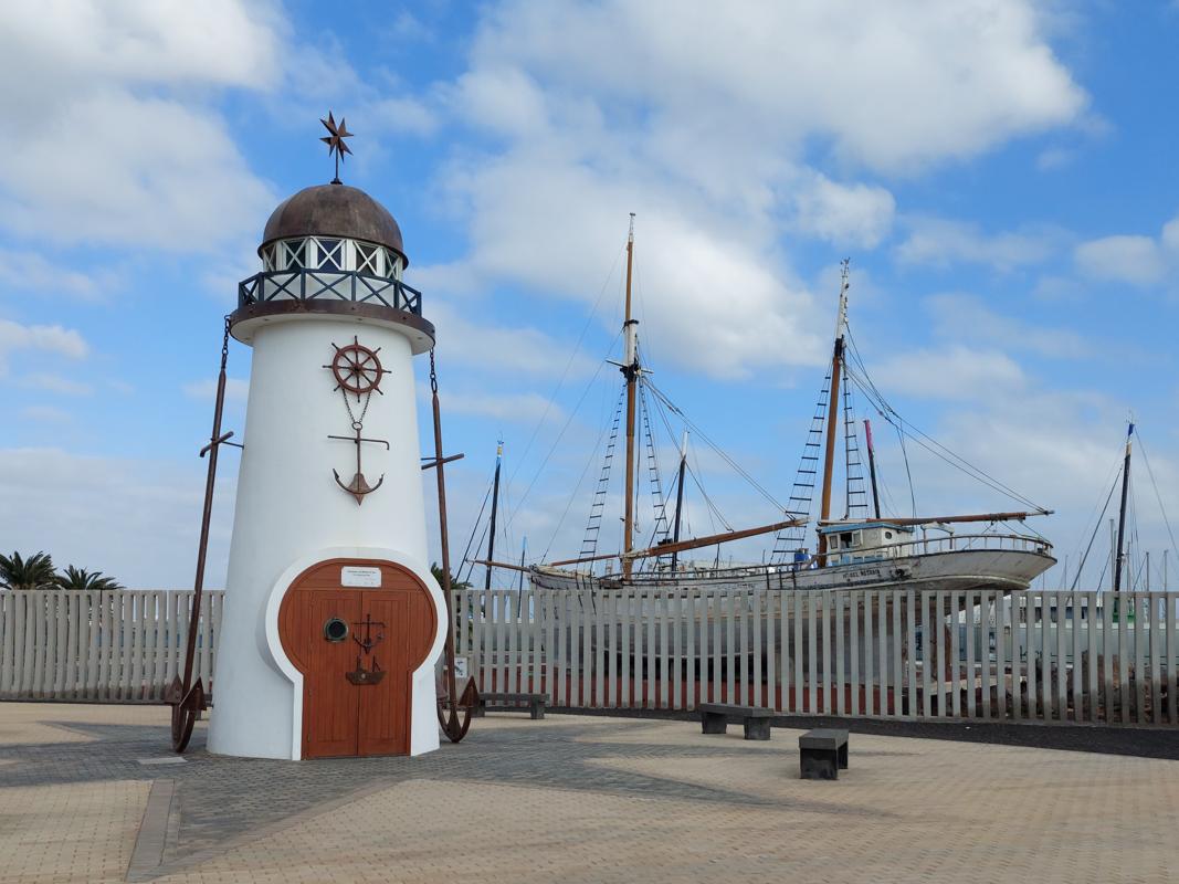 Ein Denkmal für die Opfer eines terroristischen Überfalls auf ein Fischerboot.