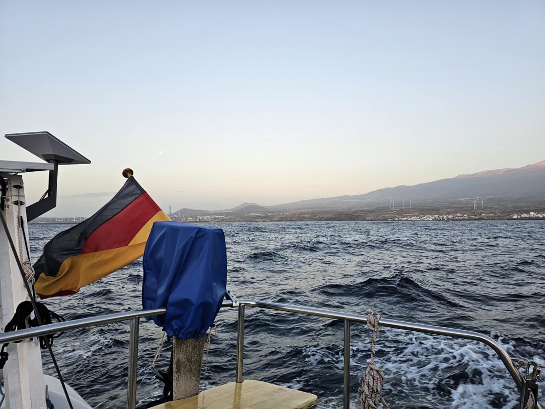 Die Dünung wird stärker und der Wind bläst von vorne.