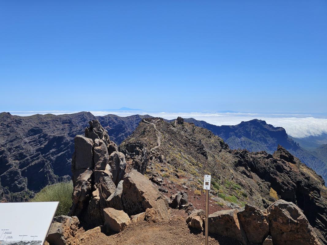 Teneriffa und La Gomera sind zu sehen.