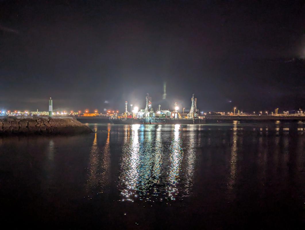 Aber tatsächlich finden im Hafen Sprengarbeiten zur Beseitigung von Steinen in der Hafeneinfahrt statt.