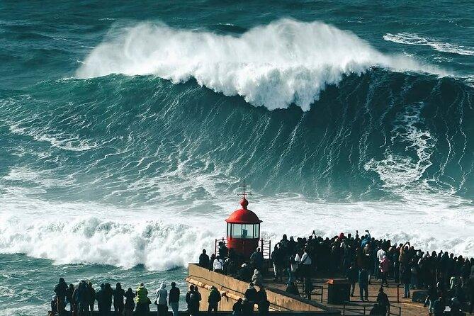 Nazaré ist Schauplatz des Big Wave Surfing, hier werden die höchsten Wellen der Welt gesurft (Quelle: https://www.surf-escape.com/surfing-in-portugal/nazare/).