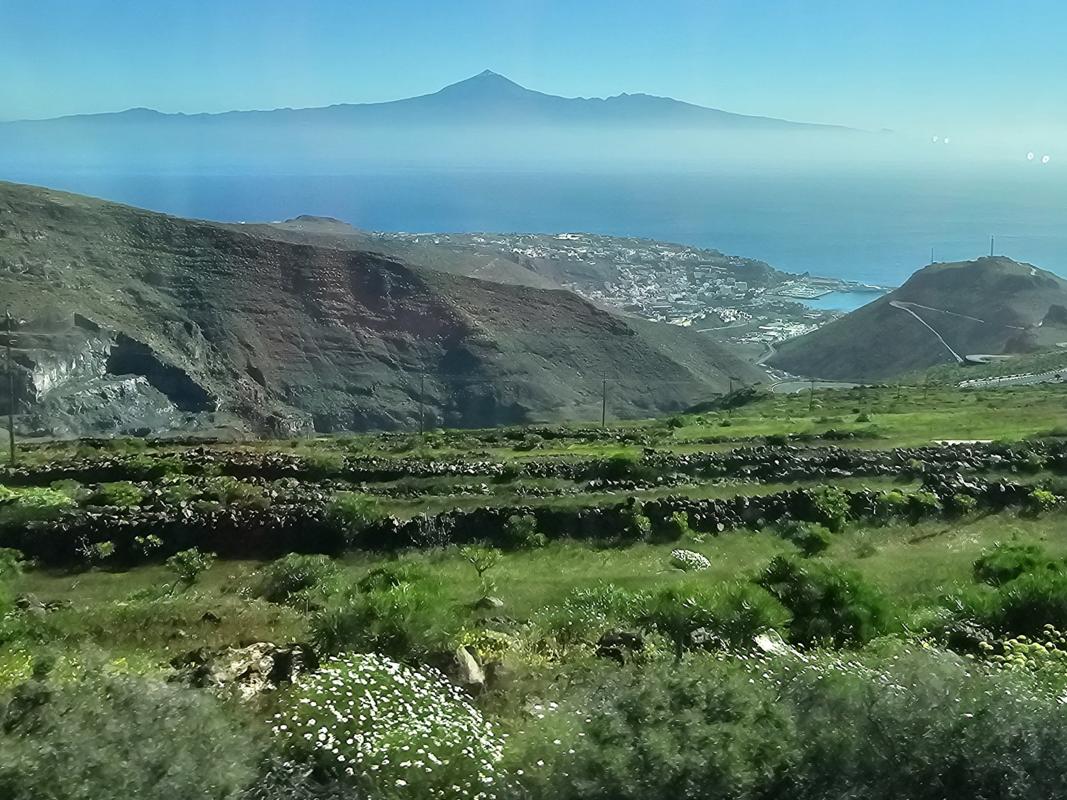 Aus dem Bus werfen wir einen Blick auf Teneriffa, fast mystisch erhebt sich der Teide über die Wolken. 