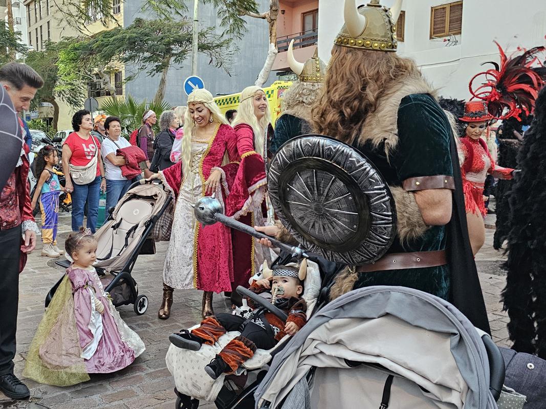 Die gesamte Bevölkerung nimmt am Karnelvalsumzug teil.