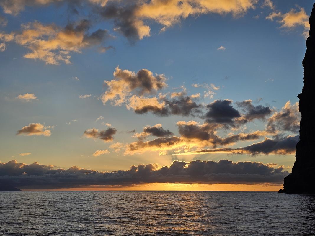 Der Sonnenuntergang ist in jeder Phase atemberaubend.