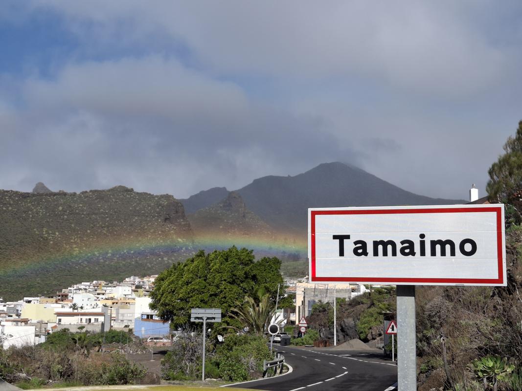 auf dem Weg an die Westküste durch das Dorf Tamaimo