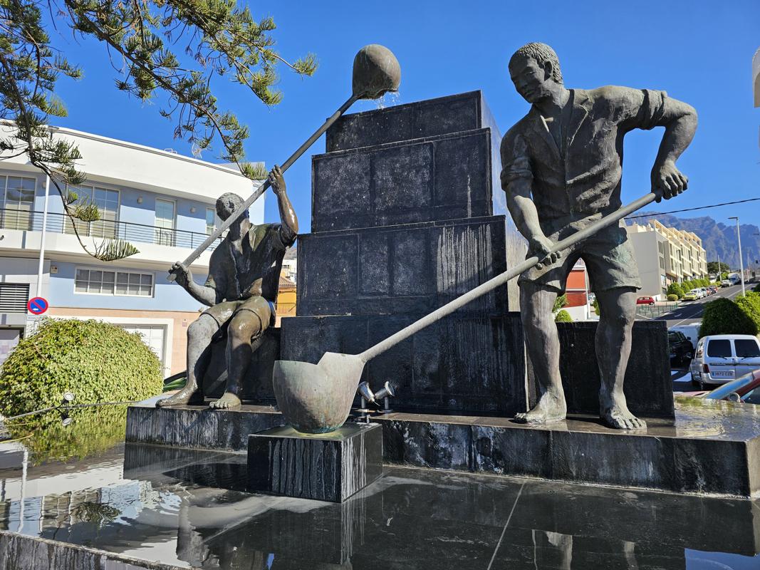 Das Kürbiszüchter-Denkmal zeigt die frühe Bewässerungsmethode der terrassenförmigen Anbauflächen.