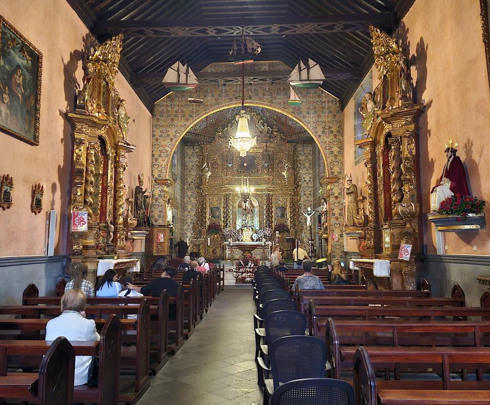 Ermita de San Telmo von innen - eine Seefahrerkirche!
Wie in Norddeutschland, Dänemark, in Camaret sur Mer und bestimmt noch an vielen anderen Orten bedanken sich die Seefahrer für Rettung und Bewahrung mit einer Schiffsspende für die Kirche. 