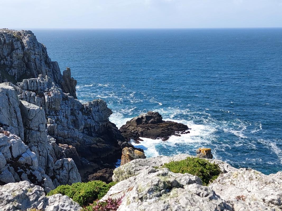 Die Felsen lassen die Dünung sichtbar werden.