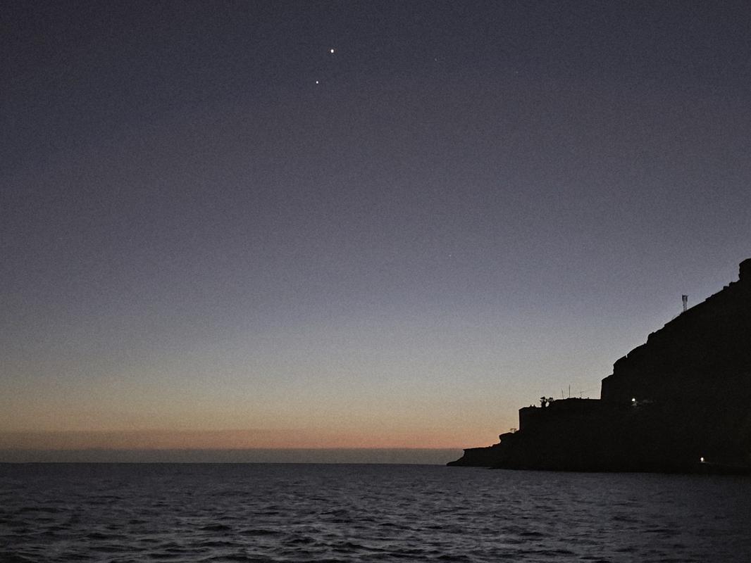 Venus, Jupiter und Merkur teilen sich den Abendhimmel.