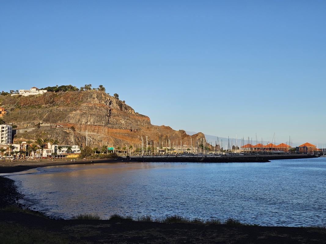 der geschützte Hafen in San Sebastian vom Strand aus gesehen