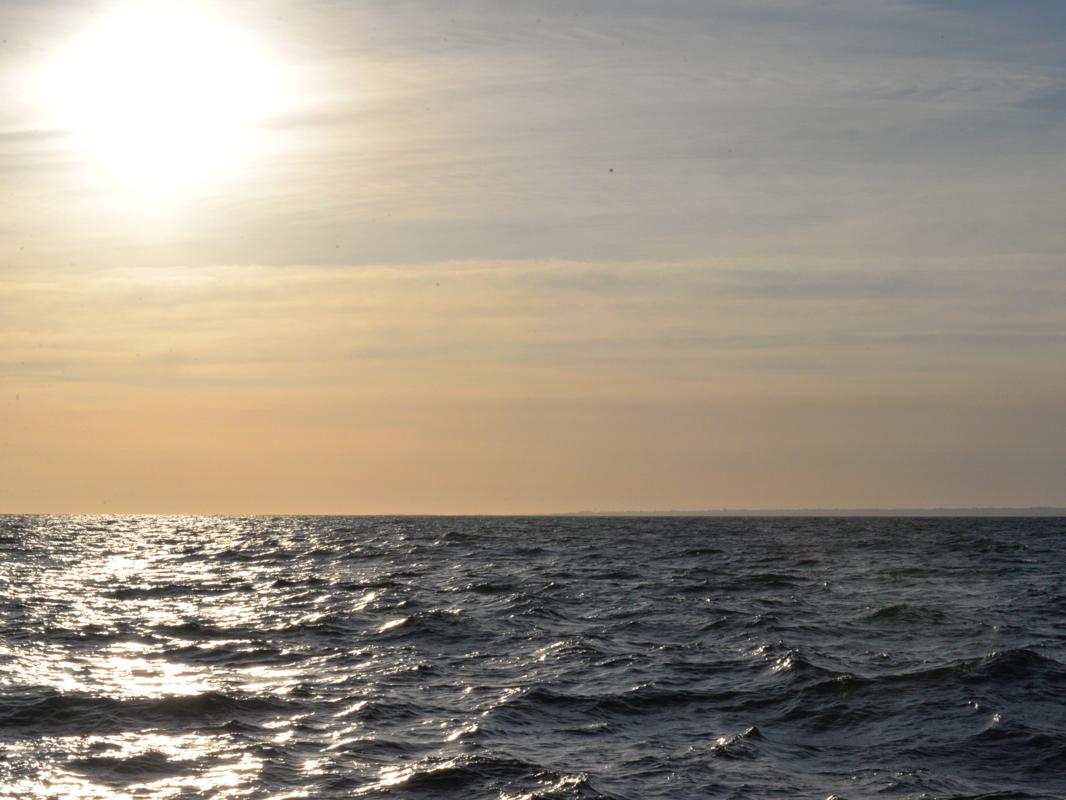 Der Sonnenaufgang nach einer großartigen Segelnacht ermuntert uns, den Ostwind weiter zu nutzen 