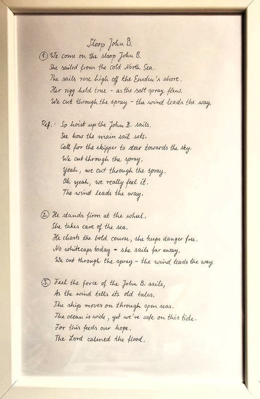 Die Hymne (Slup John B. mit unserem persönlichen Text) hängt immer gut sichtbar in der Kombüse.
