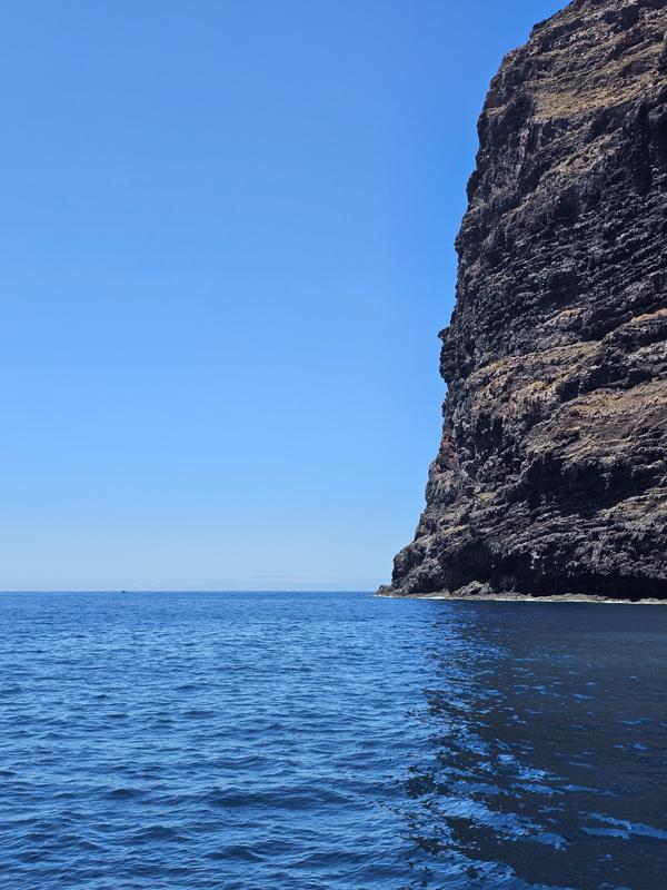 Auch unter Wasser setzt sich die steile Kante fort.