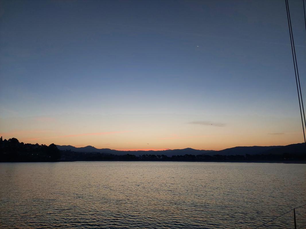 Kurz vor Sonnenaufgang in der Bucht von Baiona