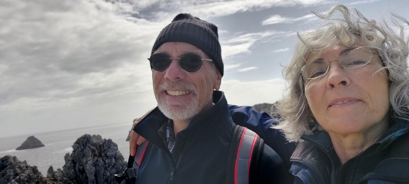 Der Wind und gelegentliche Schauer zwingen den Skipper unter die Mütze.