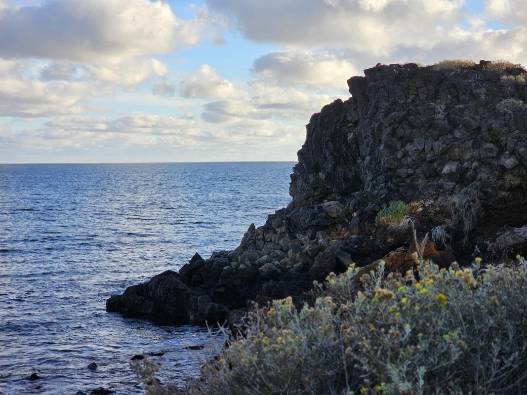 Die Südküste der Insel Teneriffa in der Nähe des Hafens
