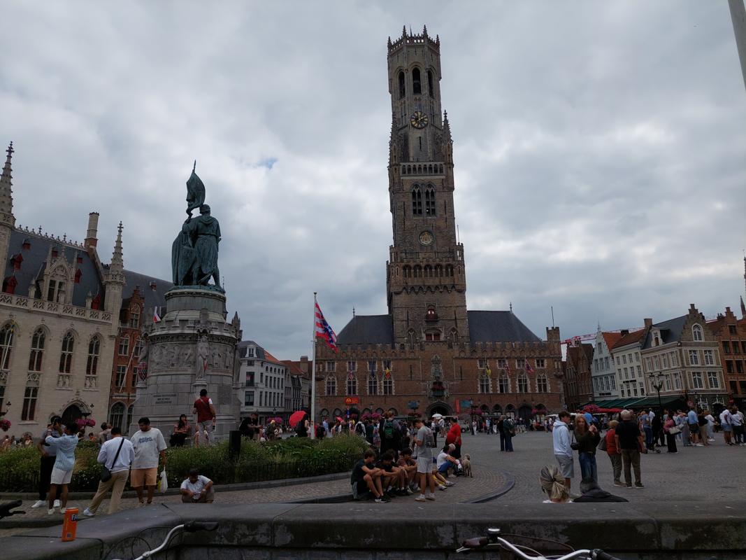 Der Marktplatz mit den beeindruckenden Backsteingebäuden