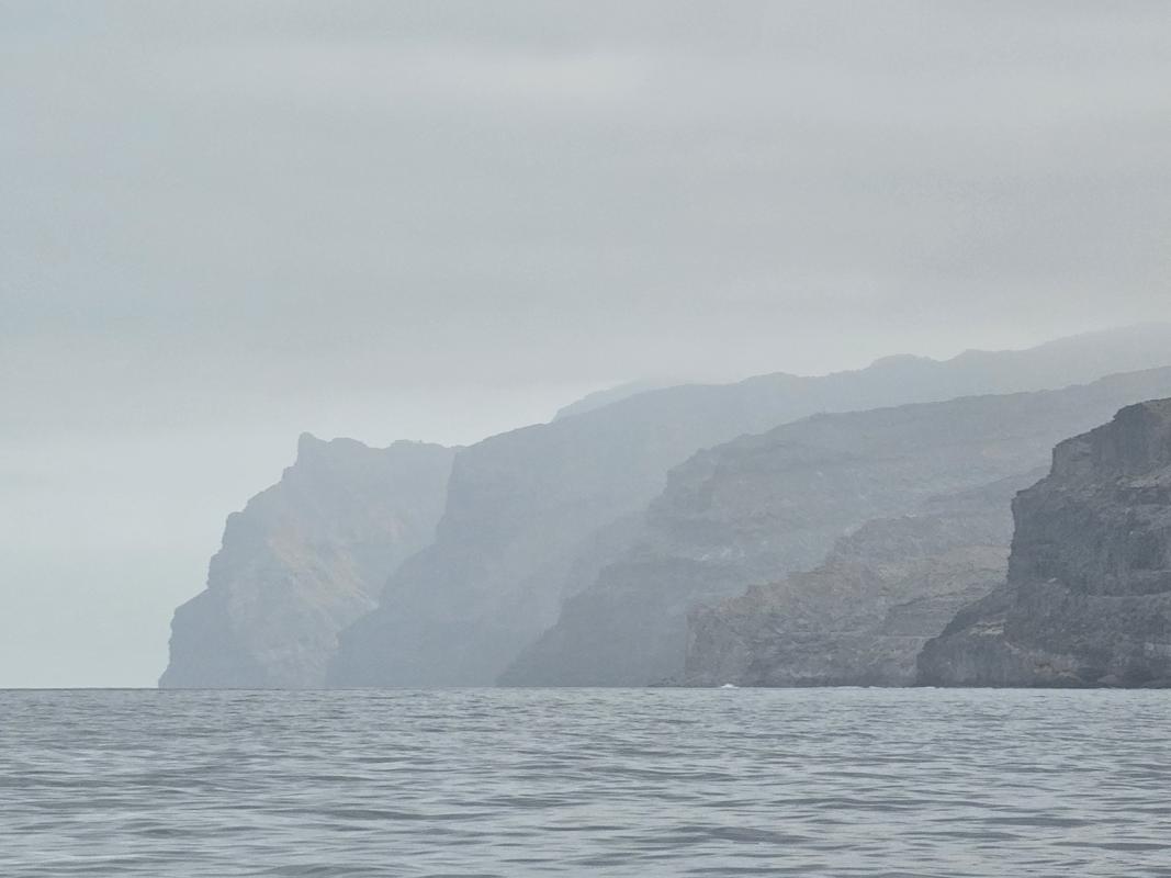 Blick zurück auf die Westküste Gran Canarias mit ihren spektakulären Felsen.