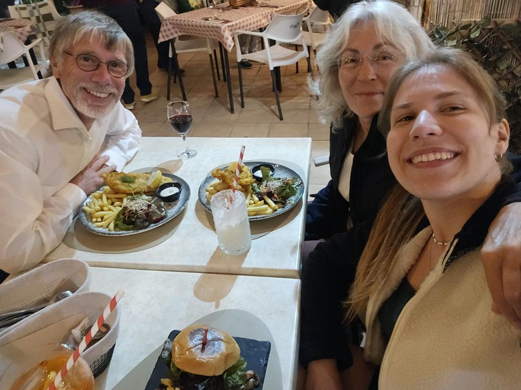 gemeinesames Sylvesteressen im Restaurant am Hafen