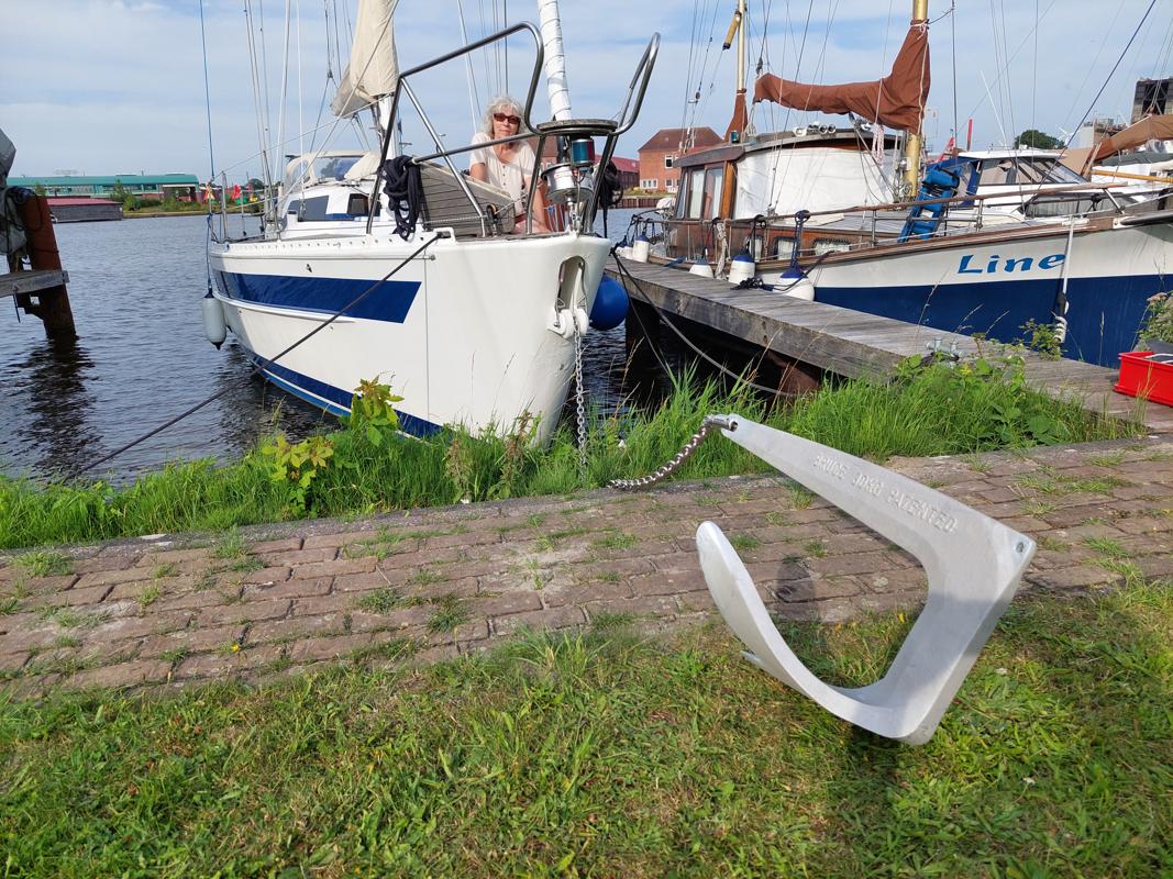 Neue Kette und neu verzinkter Anker haben sich gefunden.