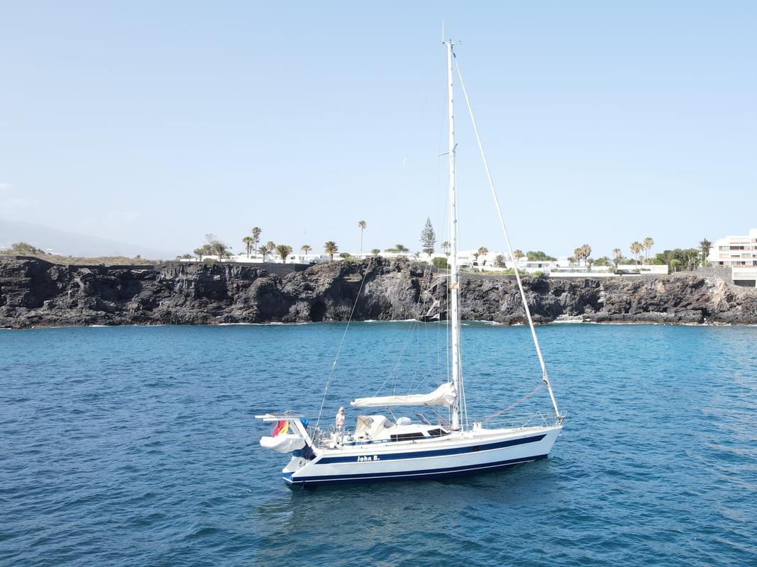 John B. vor Anker in der Bucht vor Las Galletas