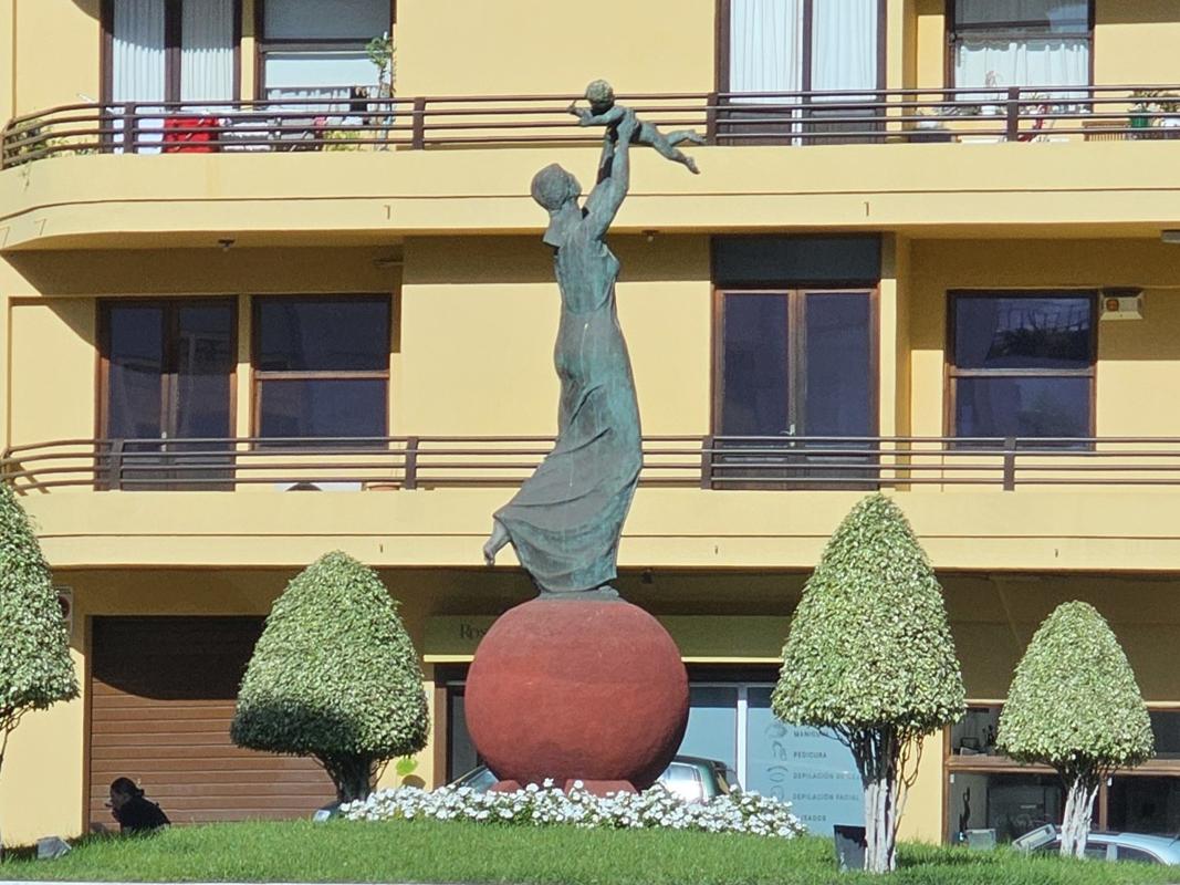 Das Mutterdenkmal "Monumento al la Madre" steht im Herzen von Los Llamos.